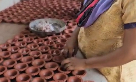 Girls making divdas...