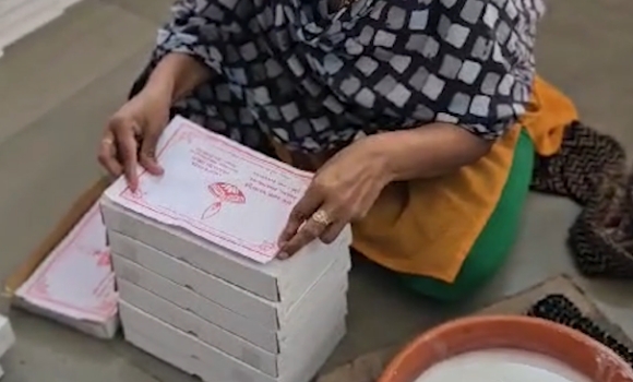 Girls making divdas...